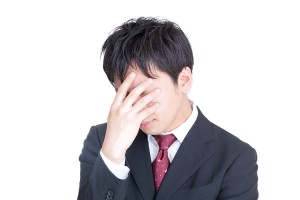 頭を抱える社員